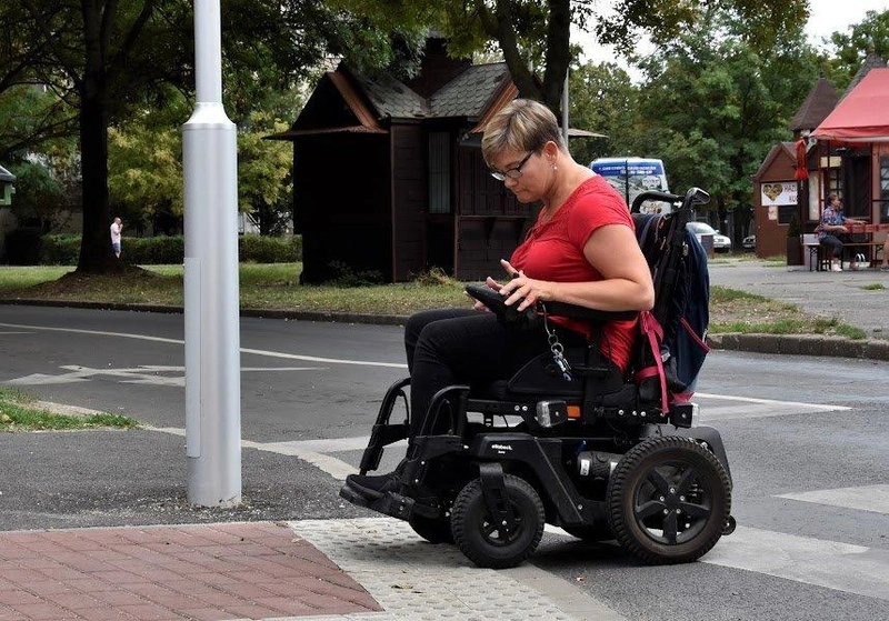 Az új lámpás gyalogos átkelőnél az útszegély magassága nem egységes, ami nehezíti a közlekedést / Fotó: kecsup.hu