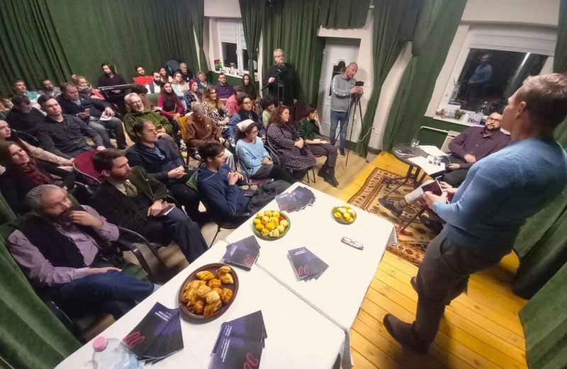 Teltházas KecsUP est: a Vendégszobában a végtelenség könyvbemutatója / Fotó: Hraskó István