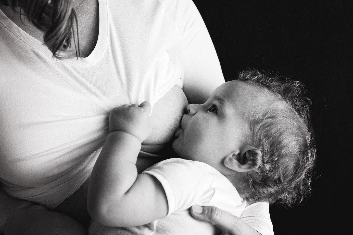 breastfeeding-2428378_1920.jpg