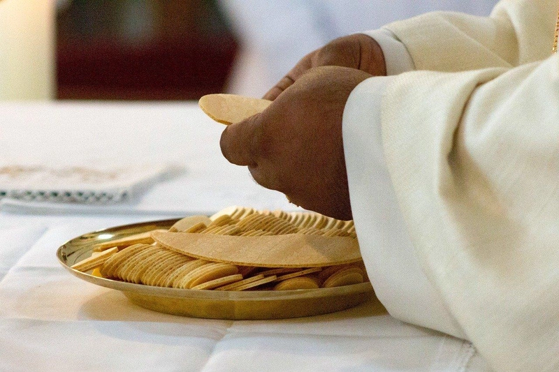 celebration-of-the-eucharist-5243045_1280.jpg