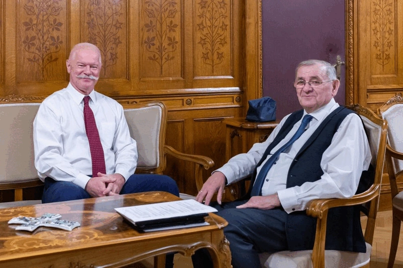 Képek forrása: Facebook/Lezsák Sándor hivatalos oldala (KecsUP grafika)