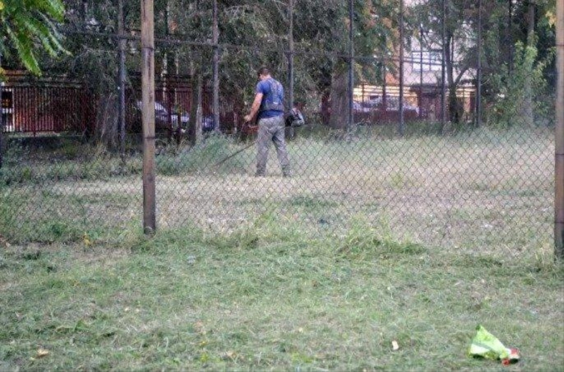 Fűnyírás a Lánchíd utcai iskola udvarában