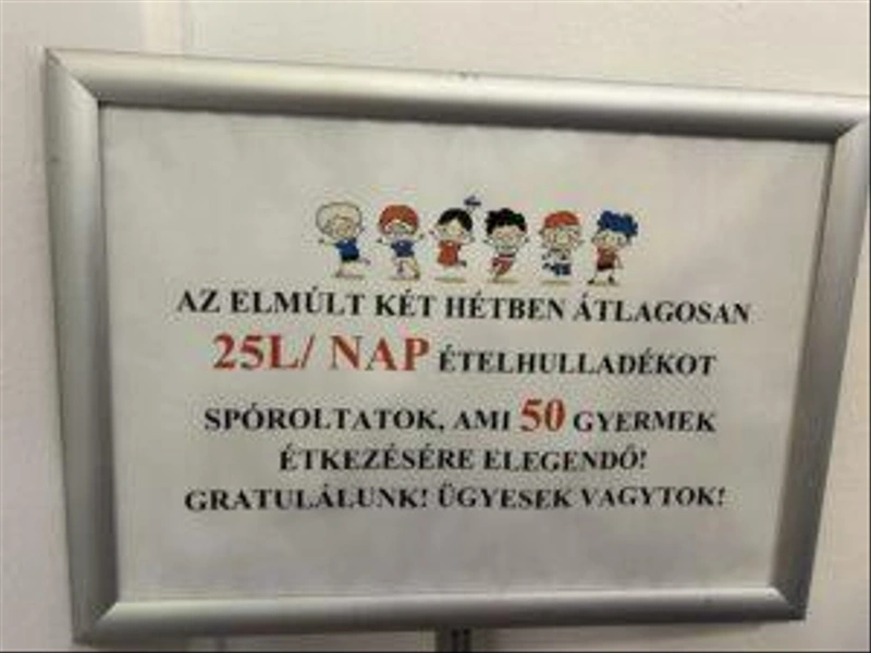 Az ebédlőben statisztikai adatokkal szemléltetik, hogy mennyi ételhulladékot spóroltak meg. Fotó: KecsUP
