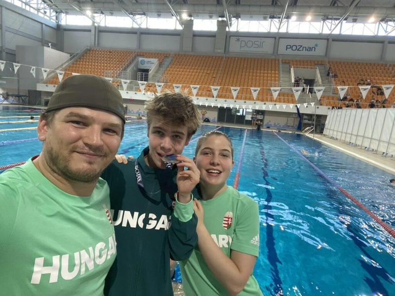 Szabó László a két kecskeméti junior válogatottal, Décsei Marcellel és Szili Ágnessel a junior Európa-bajnokságon, Poznanban