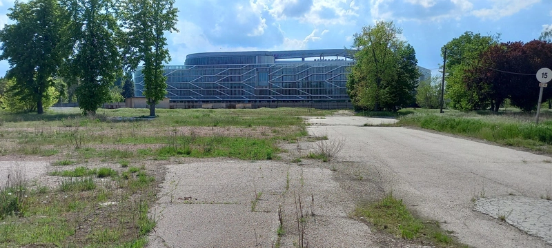 A kecskeméti Neumann János Egyetem campusának megépült szárnya oldalról – 2022. május/ Fotó: kecsup.hu