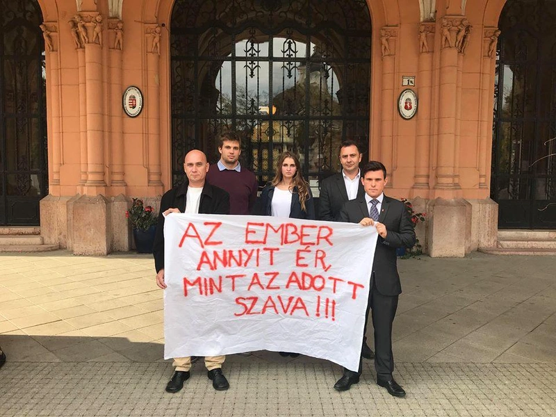 Ellenzéki politikusok a tiltakozó molinóval / Fotó: Radics Tivadar