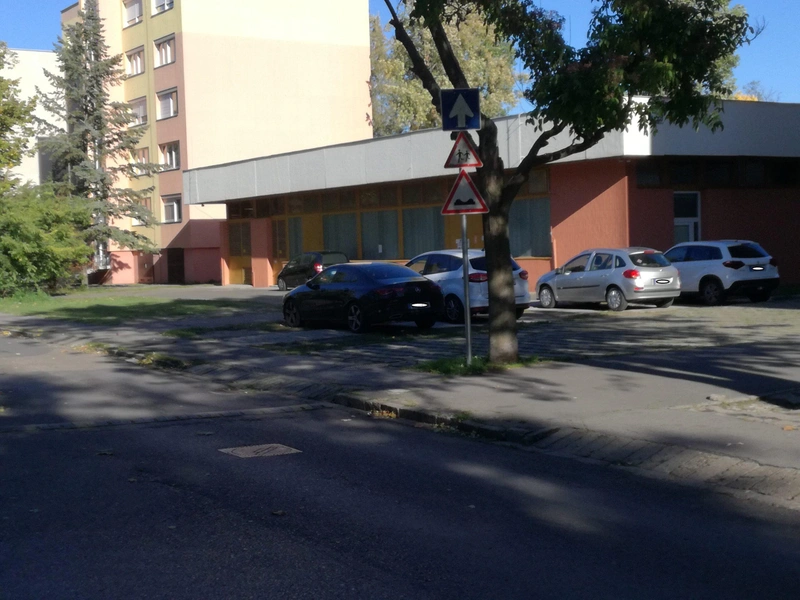 Akárhová nézünk, minden talpalatnyi helyet elfoglalnak autóink, mégha szabálytalan is ott parkolni / Fotó: kecsup.hu