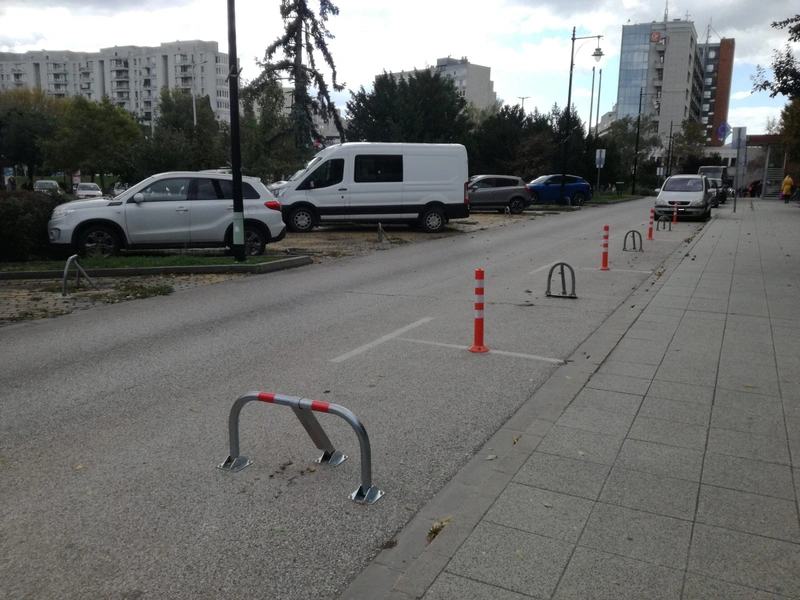 Több mint száz parkolóhelyet foglalnak el a különféle intézmények számára fenntartott parkolók / Fotó: kecsup.hu