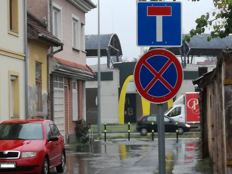 Pollerek rendeltetésszerű használatban: a zsákutca legyen zsákutca! / Fotó: kecsup.hu