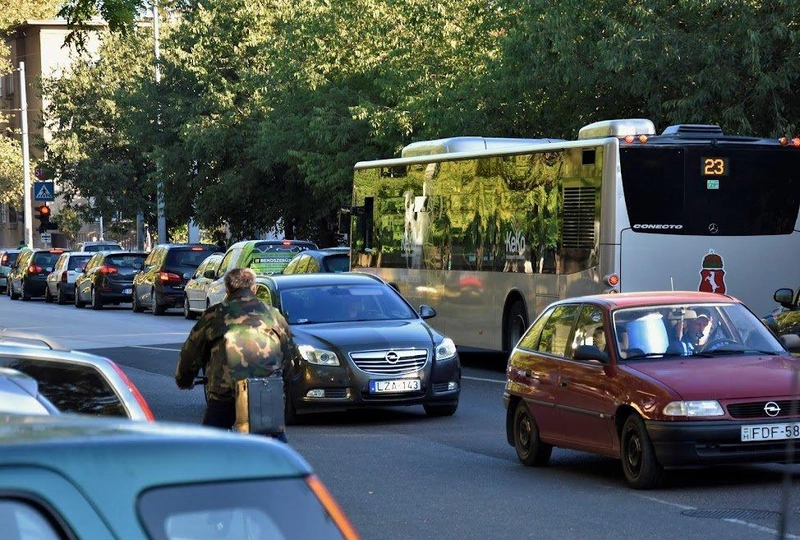 A 23-as busz a 22-es csapdájában, épp harcol a dugóval / Fotó: kecsup.hu