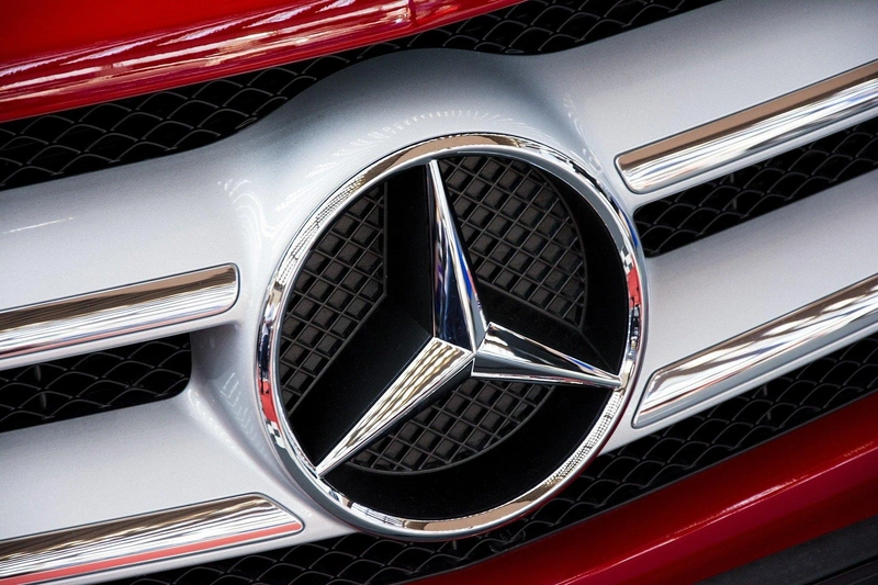mercedes-564949_1920.jpg