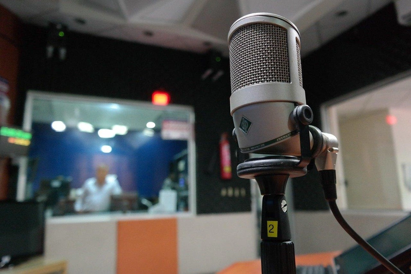 microphone-g9b56a3564_1280.jpg