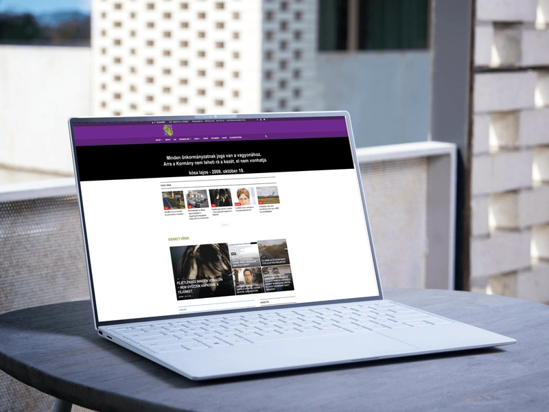 notebook-mockup-on-desk-1920x1440.png