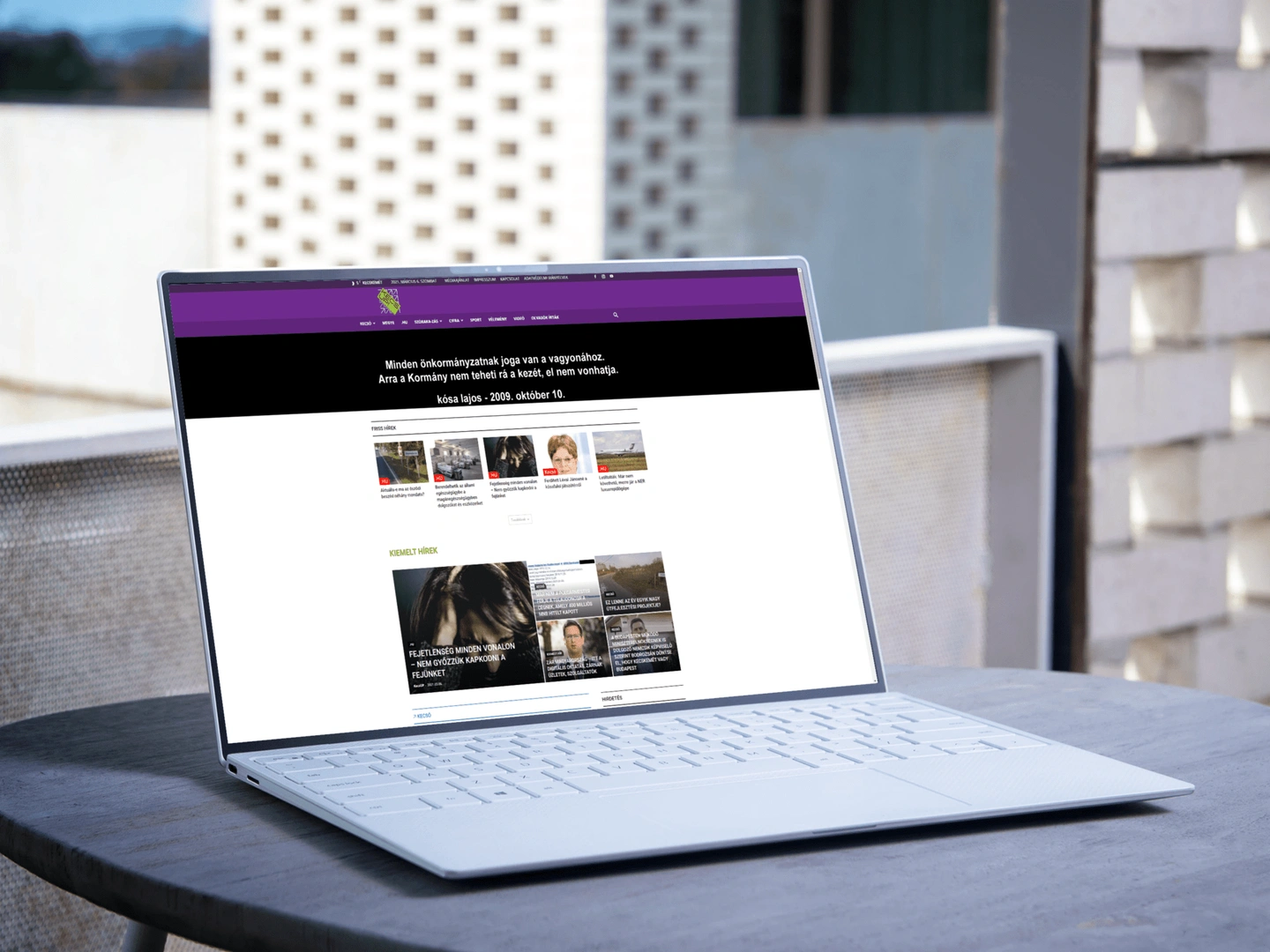 notebook-mockup-on-desk-1920x1440.png