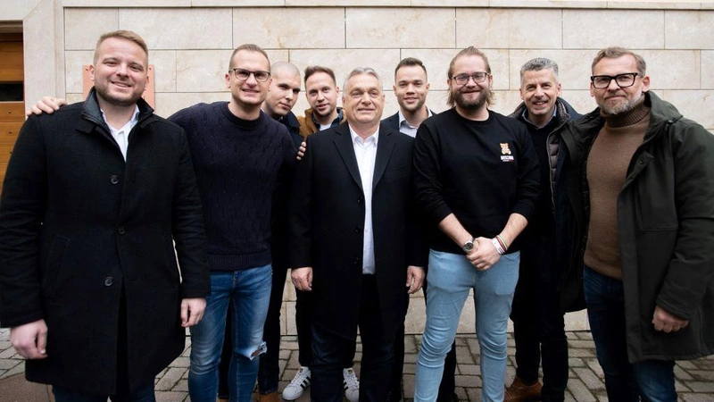 orban-es-a-megafon.jpg