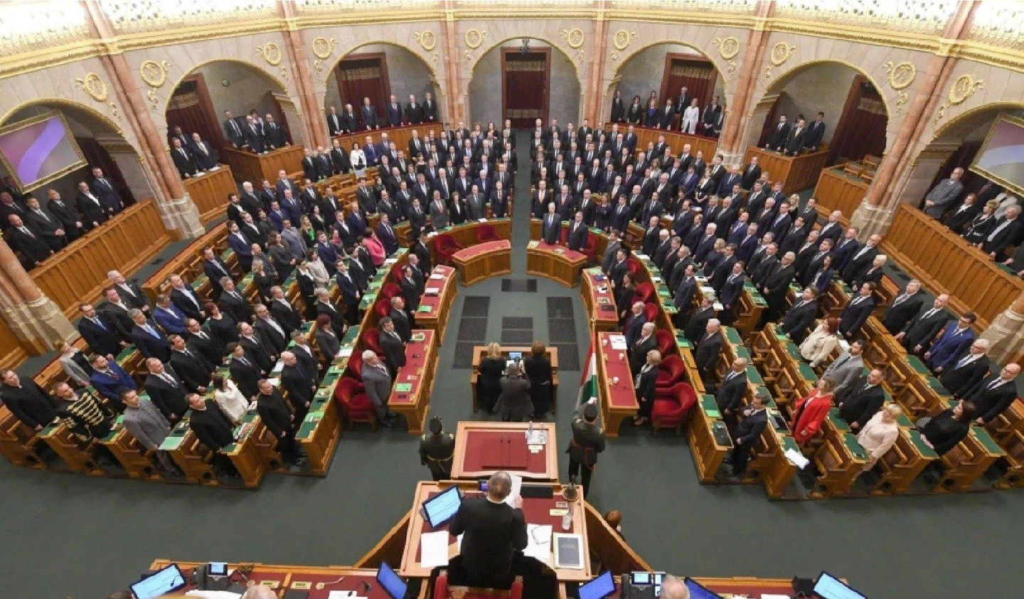 parlament2.jpg