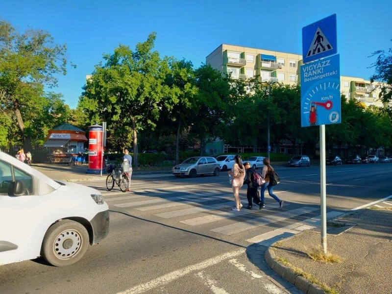 A Batthyány utcai zebránál elvileg kellene lennie rendőrnek, de mi nem láttunk / Fotó: Hraskó István