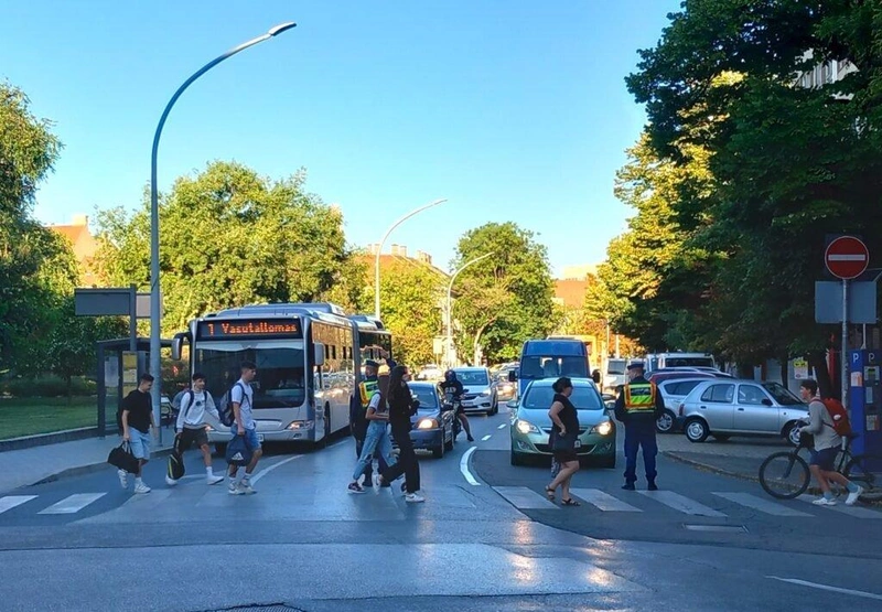A kiskörúton, a Kada iskolánál is rendőrök segítik a gyalogosok átkelését szeptemberben / Fotó: Hraskó István