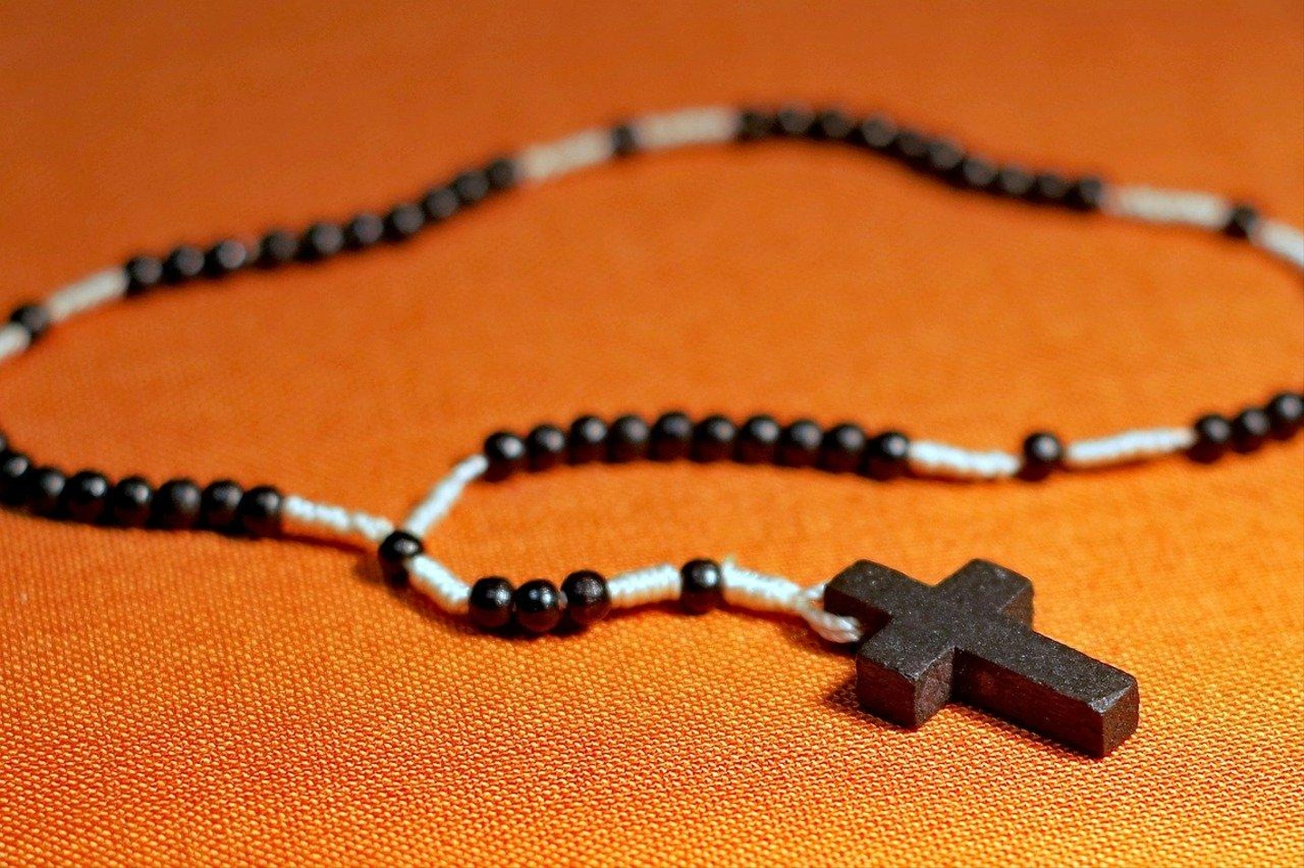 rosary-g0f9fa8f8a_1280.jpg