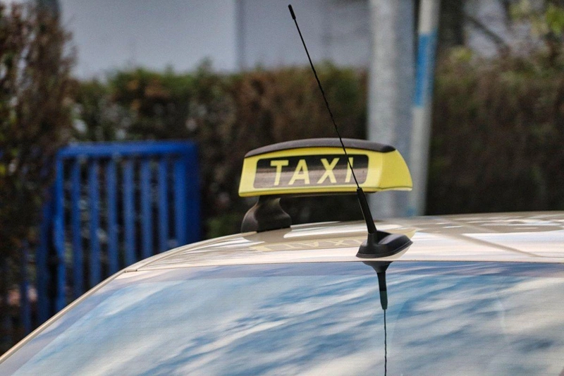 taxi-6906134_1920.jpg