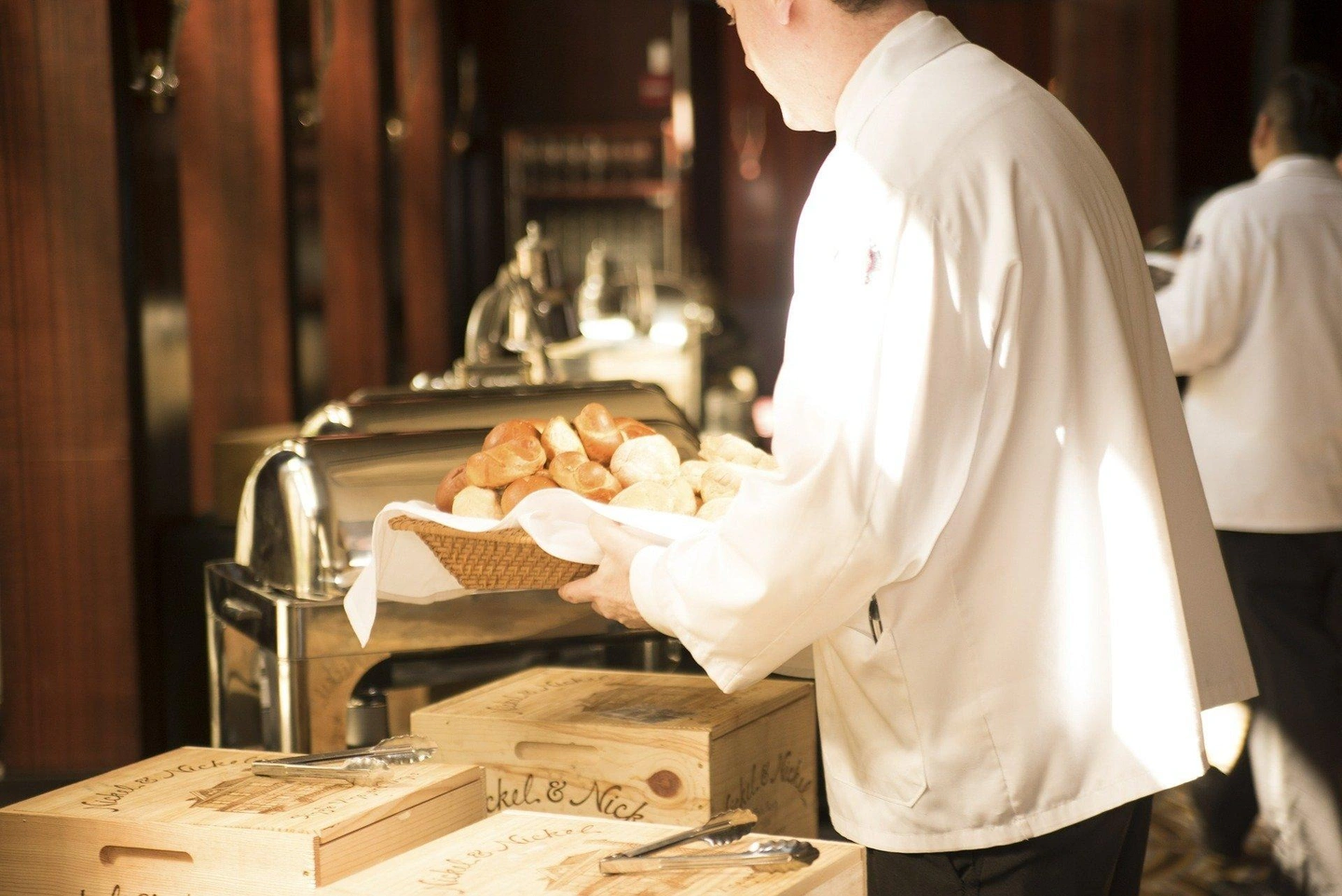 waiter-492872_1920.jpg