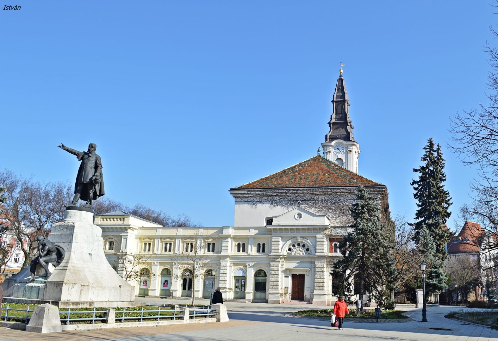 Kossuth szobor, háttérben a Kecskeméti Médiacentrum által használt épülettel
