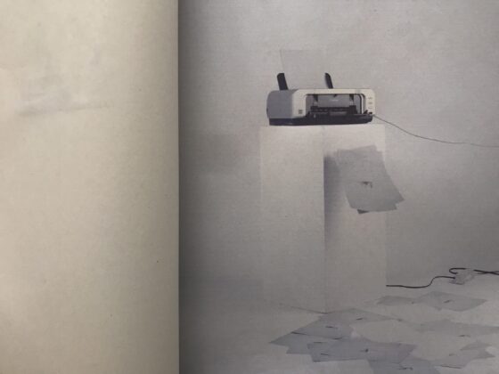 Reflexió sorozata látszólag megegyező képekből áll, ahol nyomtatás folyamatát fényképezte az automata gép, és a képet elküldte a nyomtatónak