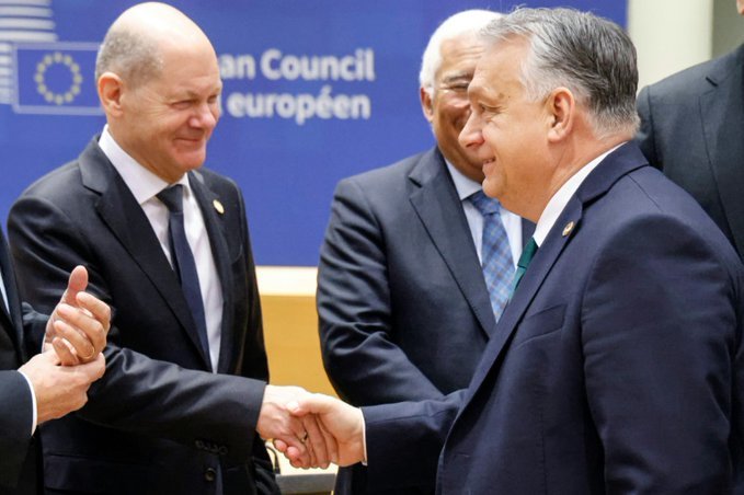 Orbán úgy táncolt, ahogy Brüsszel füyült – megszavazta az 50 milliárd eurós segélycsomagot Ukrajnának
