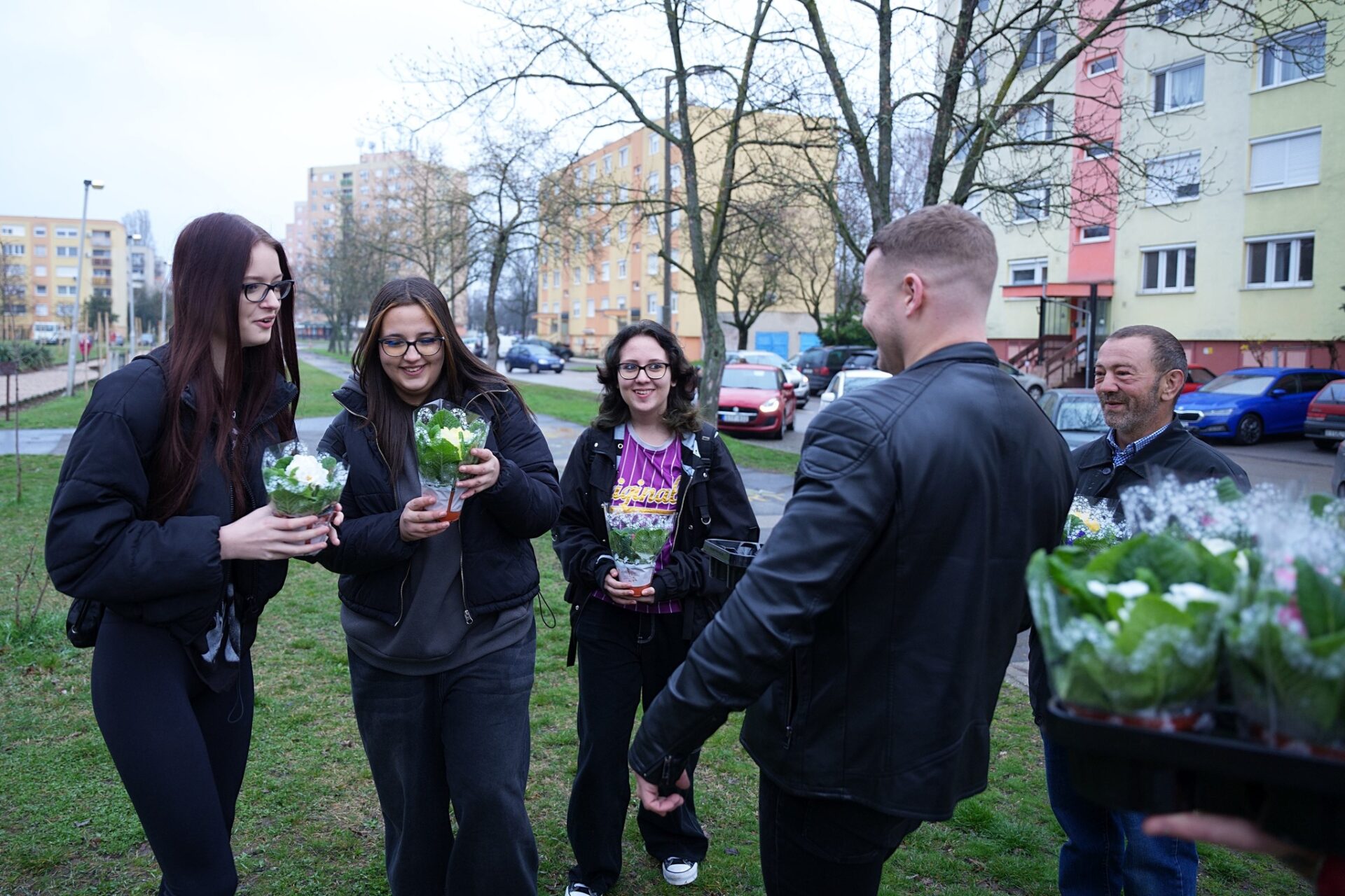 Gál Zsombor virágot oszt Kecskeméten a 2024-es nőnapon