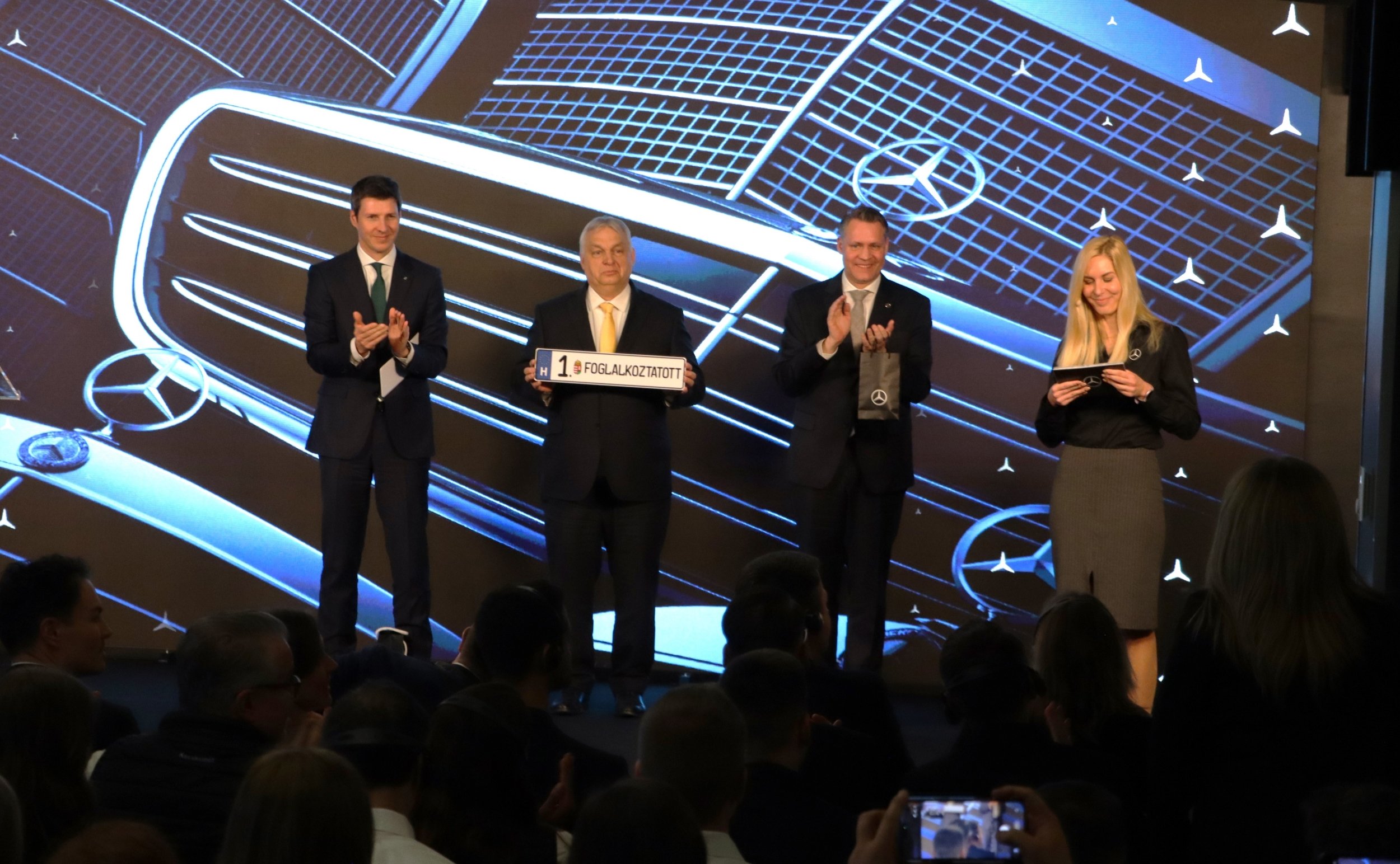 Orbán Viktor ukrán olajblokádról beszélt a Mercedes-gyárban és azt ígérte,...